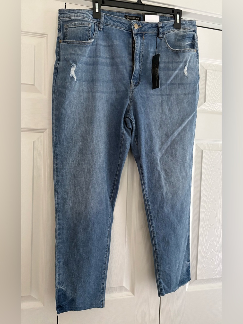 Versona Women's Skinny Jeans. Lightly Distressed With Raw Hem. Size 18. NWT